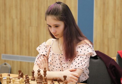 Первенство страны по шахматам среди юношей и девушек до 18 лет. Играет Дарья Астапчик.